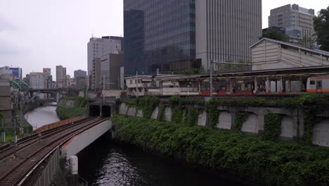 Tren-De-La-Línea-Chuo-Parando-En-La-Estación-De-Ochanomizu-En-Tokio,-Japón---Plano-General