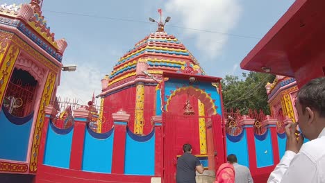 Besucher-Betreten-Den-Haupttempel-Von-Maa-Chhinnamastika-Im-Rajrappa-Tempel-In-Jharkhand
