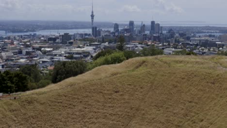Reveal-shot-of-Auckland-skyline-and-Sky-Tower-from-Mount-Eden-crater