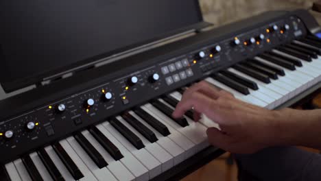 Kaukasischer-Männlicher-Musiker,-Der-Im-Heimstudio-Musik-Auf-Einem-Korg-SV-1-Synthesizer-Spielt