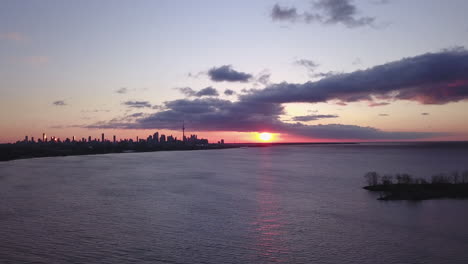 Luftaufnahme-Eines-Wunderschönen-Sonnenaufgangs-über-Der-Skyline-Der-Innenstadt-Von-Toronto