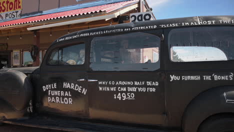 Ein-Schwarzer-Leichenwagen-Im-Alten-Stil,-Ausgestellt-In-Tombstone,-Arizona-–-Wide-Pan