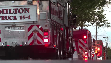 Feuerwehrautos-Fahren-Bei-Parade-In-Pennsylvania-Davon