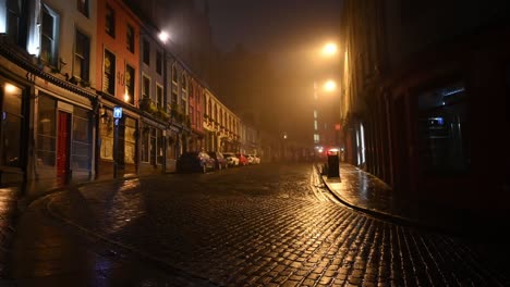 Calle-Victoria-Vacía-En-Una-Noche-Tranquila-Y-Nublada---Acercándose