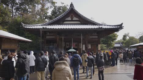 Hatsumode,-Erster-Tempelbesuch-Des-Neuen-Jahres-In-Japan-Im-Kinkakuji,-Zeitlupe