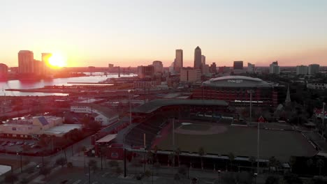 121-Parque-Financiero-Y-Arena-Conmemorativa-De-Veteranos-De-Vystar-Al-Atardecer,-Jacksonville