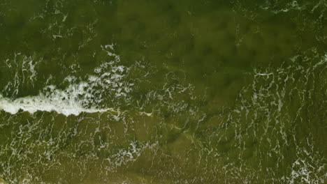 Dark-Sea-Waves-Splashing-On-The-Shore-In-Wladyslawowo,-Pomerelia-Region,-Poland---aerial-drone,-top-down
