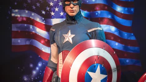 Wachsstatue-Von-Captain-America-Vor-Der-Amerikanischen-Flagge,-Dargestellt-Vom-Hollywood-Schauspieler-Chris-Evans-Bei-Madame-Tussauds