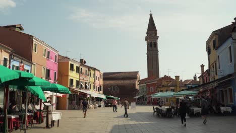 Weitwinkelaufnahme-Der-Malerischen-Stadt-Burano