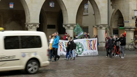 Kleine-Gruppe-Junger-Demonstranten-Demonstriert-Während-Der-Covid-19-Epidemie-Im-Freien-In-Der-Stadt-Für-Das-Klima-–-Totalaufnahme