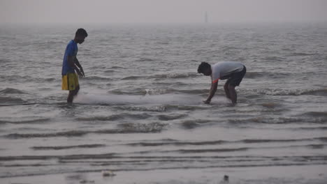 Zwei-Indische-Fischer-Bereiten-Ein-Fischernetz-In-Der-Nähe-Eines-Strandes-Vor-Und-Reinigen-Es,-Bevor-Sie-Im-Meer-Angeln-Gehen.-Videohintergrund-In-Prores-422-Hq