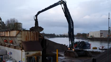 Bagger-Lädt-Zuschlagstoffe-In-Einem-Betonwerk-Am-Frühen-Morgen-In-Der-Nähe-Der-Themse