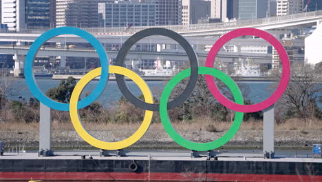 Das-Riesige-Denkmal-Der-Fünf-Olympischen-Ringe-Wurde-Im-Odaiba-Marine-Park-In-Tokio,-Japan,-Wieder-Aufgestellt