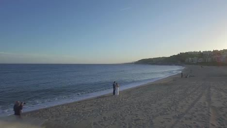 Sesión-De-Fotos-De-Boda-Romántica-En-La-Playa,-Sobrevuelo-Aéreo