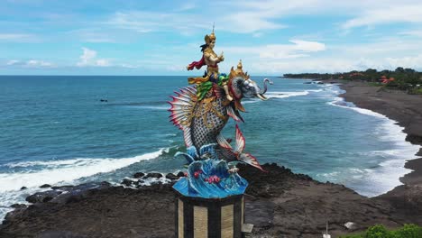 Gott-Von-Baruna-Statue-Reitet-Auf-Einem-Mina-Elefanten-Am-Strand-Von-Pererenan,-Luftaufnahme-Um-Die-Umlaufbahn