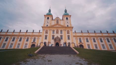Vista-De-La-Basílica-Amarilla-En-Olomouc