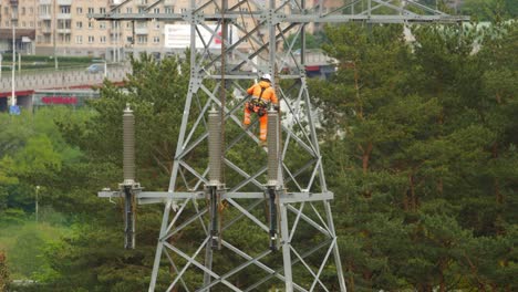 Un-Escalador-Eléctrico-Trabaja-En-Reparaciones-En-Un-Poste-De-Alto-Voltaje