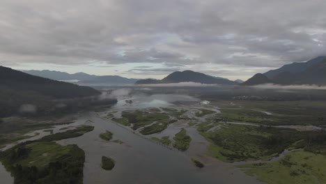 Imágenes-De-Drones-De-4k-Del-Río-Serpenteante-En-Un-Día-Nublado