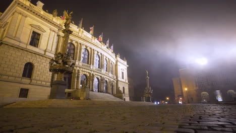 Sala-De-Conciertos-Rudolfinum-En-La-Noche,-Plaza-Vacía-En-La-Niebla,-Praga,-Chequia