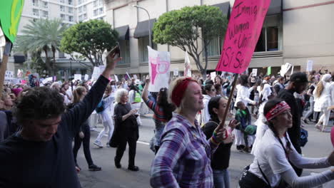 Große-Menschenmenge-Tanzt-Auf-Der-Straße-Beim-Frauenmarsch-In-La