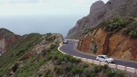Coches-Circulando-Por-Carretera-A-Través-De-Las-Montañas-De-La-Costa-Atlántica,-Islas-Canarias,-España