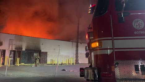 Los-Bomberos-Luchan-Contra-Un-Gran-Incendio-En-Un-Edificio-Comercial