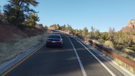 Toma-De-Seguimiento-De-La-Unidad-Bmw-M3-En-Una-Carretera-Vacía-A-Través-Del-Desierto-De-Arizona