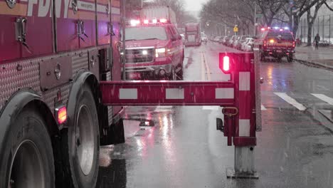 Patas-Estabilizadoras-De-Los-Estabilizadores-Del-Motor-De-Bomberos-Extendidas-En-La-Calle-De-Brooklyn-En-Un-Día-Tormentoso---Plano-Medio-De-Primer-Plano