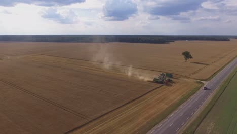 Maquinaria-Agrícola-Trabaja-En-Campos-Agrícolas-Cerca-De-La-Carretera-Regional