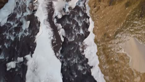 Die-Luftaufnahme-Von-Oben-Nach-Unten-Bewegt-Sich-über-Einen-Wasserfall-In-Island-Namens-Seljalandsfoss