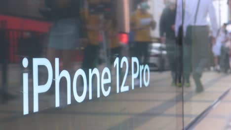 El-Reflejo-De-Los-Peatones-Que-Pasan-Frente-A-Una-Tienda-Apple-Con-Su-Escaparate-Muestra-El-Nuevo-IPhone-12-Pro-Durante-El-Día-Del-Lanzamiento-De-Los-Nuevos-Teléfonos-IPhone-12-Y-IPhone-12-Pro