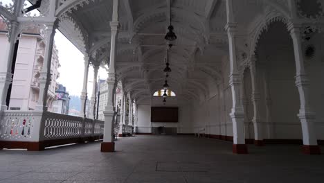 Caminando-En-La-Columnata-Del-Mercado,-Karlovy-Vary,-República-Checa