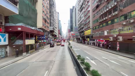 Un-Viaje-En-Autobús-De-Alta-Velocidad-En-Una-Carretera-De-Hong-Kong-Durante-Un-Día-Lluvioso