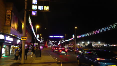 Schild-Mit-Der-Aufschrift-„Heart-NHS“-Sitzt-Beleuchtet-Auf-Einer-Belebten,-Neonbeleuchteten-Straße-In-Blackpool-Während-Der-Virtuellen-Einschaltveranstaltung