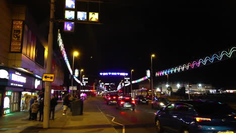 Cartel-Que-Dice-Corazón-Nhs-Se-Encuentra-Iluminado-En-Una-Concurrida-Calle-Iluminada-Con-Neón-En-Blackpool-Durante-El-Evento-De-Encendido-Virtual