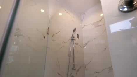 Schöne-Badezimmerdeko-Idee-Mit-Duschkabine