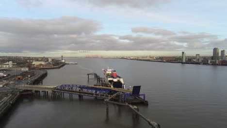 Stena-Línea-Logística-Barco-Terminal-Antena-Saliendo-Río-Mersey-Puerto-Liverpool-Ciudad-Paisaje-Aumento-Inclinar-Hacia-Abajo