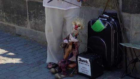 Erstaunliche-Marionetten-Streichpuppe,-Die-Von-Einem-Talentierten-Straßenkünstler-Verwendet-Wird