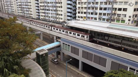 Tranvía-De-La-Ciudad-De-Mtr-Del-Centro-De-Hong-Kong-Cruzando-Un-Puente,-Vista-Aérea