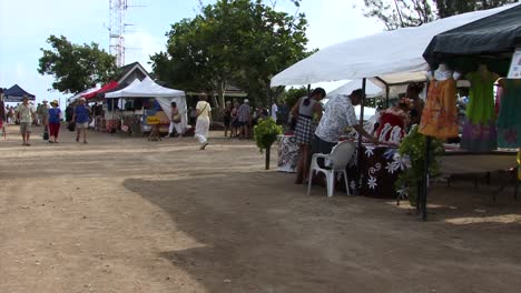 Pequeña-Feria-De-Souvenirs-En-La-Isla-De-Moorea-En-La-Polinesia-Francesa