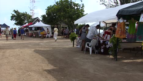 Kleine-Souvenirmesse-Auf-Der-Insel-Moorea-In-Französisch-Polynesien