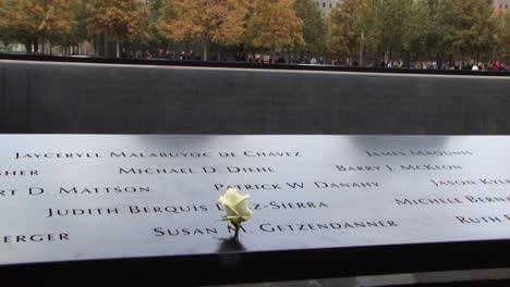 Detalle-De-Los-Nombres-Tallados-En-Las-Paredes-Del-Museo-Y-Memorial-Nacional-Del-11-De-Septiembre,-En-La-Ciudad-De-Nueva-York,-Ee.uu.