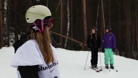 Snowboardmädchen-Auf-Einem-Berg