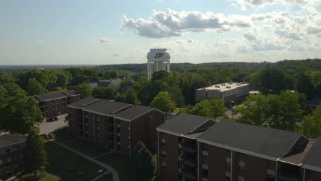 Luftflug-über-Den-Wasserturm-Der-Purdue-University,-Großes-Logo
