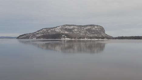 Im-Frühwinter-Bildet-Sich-Eis-Auf-Der-Oberfläche-Des-Moosehead-Lake