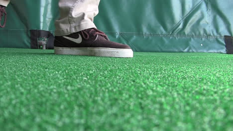 Hombre-Con-Zapatos-Nike-Marrones-Golpea-Tiros-De-Chip-De-Cuña-En-Un-Campo-De-Prácticas-De-Golf---02