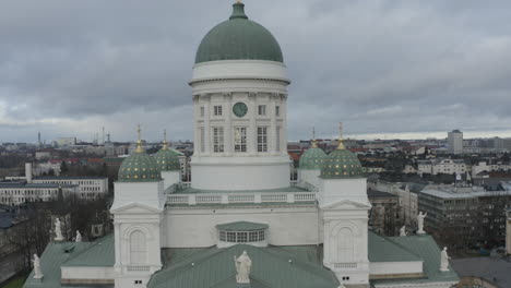 Helsinki-Kathedrale.-Ansicht-Des-Drohnensockels-Nach-Unten