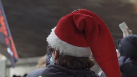 Mujeres-Con-Sombrero-De-Navidad-Participan-En-Una-Manifestación-Contra-La-Nueva-Ley-De-Seguridad-Propuesta-En-Francia,-Artículo-24