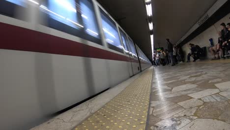 Este-Video-Da-Una-Buena-Idea-De-Cómo-Se-Siente-Usar-El-Metro-En-Roma