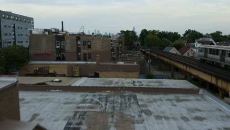 Mural-&quot;saludos-Desde-Chicago&quot;-Cuando-El-Tren-Subterráneo-Cta-Entra-En-El-Encuadre